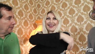 Lisa, milf blonde et bandante soffre du sexe hard