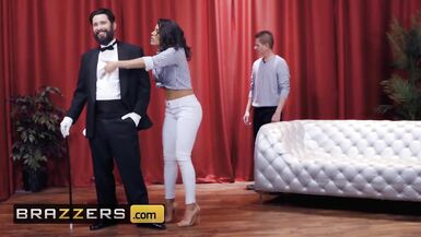 Brazzers - Thicc housewife Luna Star fucks the magician - 3 image