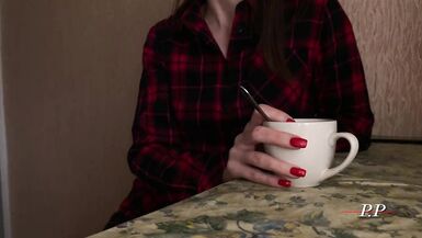 Une mère apprend à son fils le sexe anal dans la cuisine