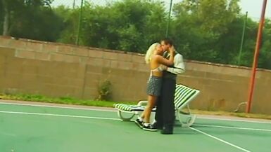 Mamma bionda e sportiva scopa con un giovane tennista - 1 image