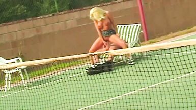 Mamma bionda e sportiva scopa con un giovane tennista - 10 image