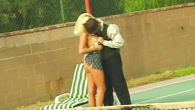 Mamma bionda e sportiva scopa con un giovane tennista - 2 image