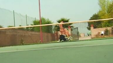 Mamma bionda e sportiva scopa con un giovane tennista - 5 image
