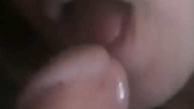 Después de beber unas copas, es normal que pase esto...mamada en el sofá