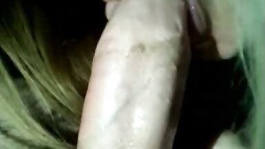 Después de beber unas copas, es normal que pase esto...mamada en el sofá - 4 image
