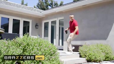 Brazzers - PAWG Britney Amber fode com quem cheira cuecas - 2 image