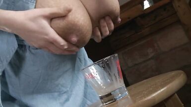 La légendaire MILF sasperge et allaite dans la cuisine - Arrêt sur image - 12 image