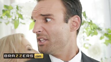 Brazzers - 丈夫和新娘在婚前三人行中被火辣辣的小姑娘教了个遍 - 5 image
