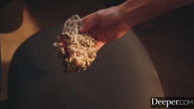 もっと深く。アビゲイル・マックがトイレで若い従業員を犯す - 5 image