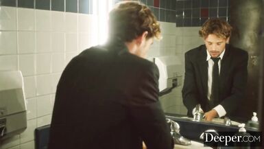 もっと深く。アビゲイル・マックがトイレで若い従業員を犯す - 7 image