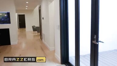 Brazzers - Milfs Kendra Lust is stalking for a Cocking - 2 image