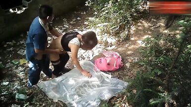 Loncle dun travailleur migrant profite de sa pause déjeuner pour trouver une femme qui se rendra dans le bosquet pour un combat sauvage.
