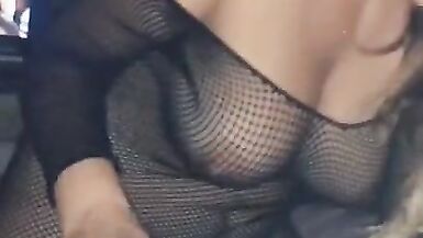 Une fille qui se tape un mec après le club