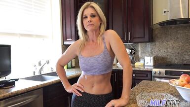 MILFTRIP Belle-mère accueille son beau-fils à la maison avec une bouche mouillée