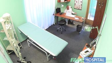 FakeHospital Un médecin baise sa femme dans son bureau - 1 image