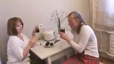 Russian MILF and teen in retro lesbian scene - 3 image