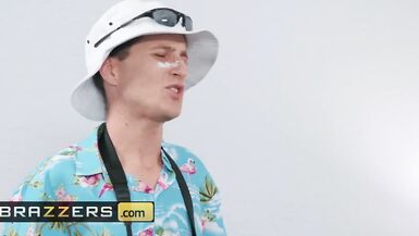 Brazzers - Yoga house wife Katana Kombatが観光客とファックする。 - 2 image