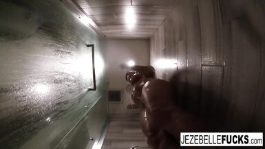 La sexy Jezebelle Bond si filma mentre fa il bagno - 14 image