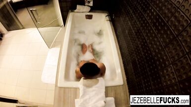 La sexy Jezebelle Bond si filma mentre fa il bagno - 2 image