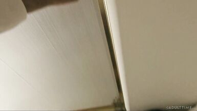 ADULT TIME La femme infidèle se fait prendre et vous encule avec Creampie - 2 image