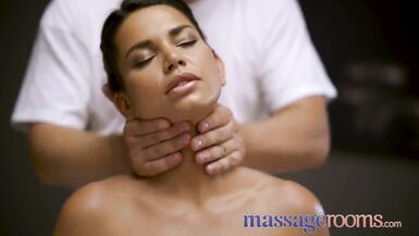 Sale massaggi Tette grosse Euro bruna Chloe Lamour in estasi oliata - 2 image