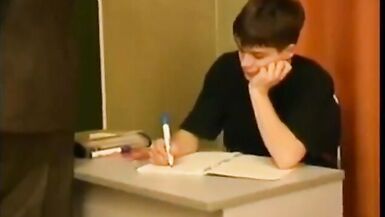 Aluno come a professora pra passa de ano - 1 image