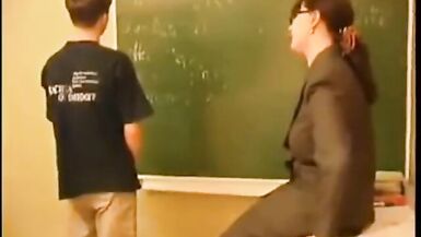 Aluno come a professora pra passa de ano - 2 image