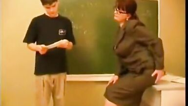 Aluno come a professora pra passa de ano - 5 image