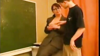 Aluno come a professora pra passa de ano - 6 image