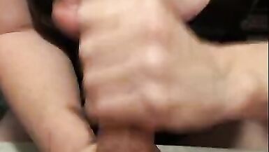 MILF, Harap Orgazm ve Orgazm Sonrası İşkence ile Femdom Handjob verir - 4 image