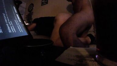 Ma voisine Cougar aux grosses fesses est venue me demander si mon linge était dans le sèche-linge.