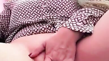 Masturbation sous le bureau et orgasme - 12 image