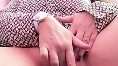 Masturbation sous le bureau et orgasme - 5 image