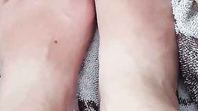 Lavaggio dei piedi dopo il lavoro con lo sperma della strega - 14 image