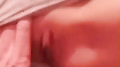 Le mari me déshabille pour inciter son ami à me baiser - 2 image