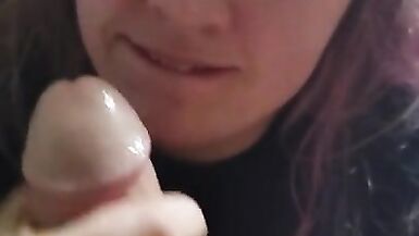 Luna suce et joue avec la grosse bite de son père