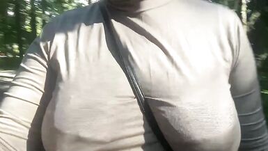 Nudité publique dans un parc public