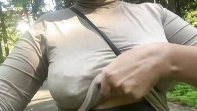 Moglie che mostra le tette nudo pubblico nel parco pubblico - 12 image