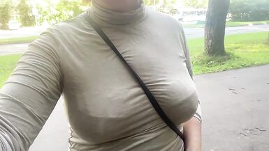 Moglie che mostra le tette nudo pubblico nel parco pubblico - 2 image
