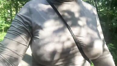 Moglie che mostra le tette nudo pubblico nel parco pubblico - 8 image