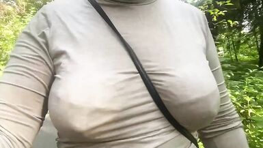 Moglie che mostra le tette nudo pubblico nel parco pubblico - 9 image