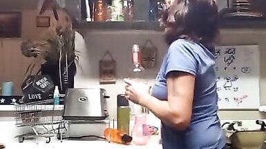 Умеренно занимается домашними делами