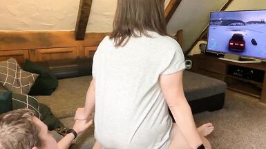 Le joueur se fait tailler une pipe, la baise et jouit sur son trou du cul.