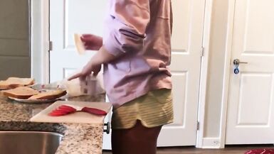 Baiser sa mère pendant quelle prépare le déjeuner - 2 image