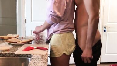 Baiser sa mère pendant quelle prépare le déjeuner - 4 image