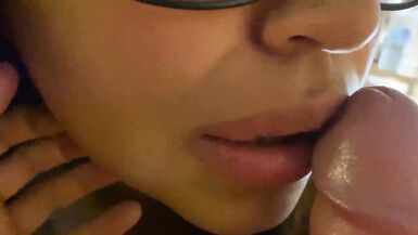 JE RÉVEILLE MAMAN ET JE LUI BAISE LA BOUCHE ! 4K - 11 image