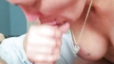 Milf essaie sa première tarte à la crème orale
