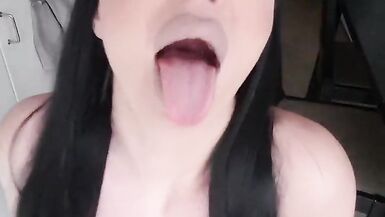 Azgın MILF eşek oynamak ve papi gittiğinde mutfakta emmek - 12 image