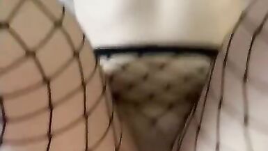 Morena com um corpo firme mostra o seu novo disfarce de rede de Halloween e fode - 10 image