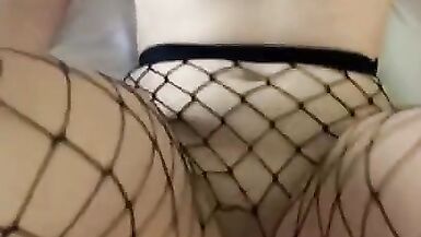 Morena com um corpo firme mostra o seu novo disfarce de rede de Halloween e fode - 11 image